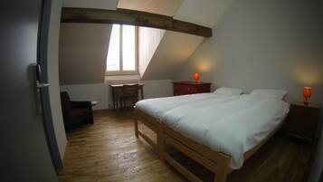 Habitación básica con 1 cama matrimonial o 2 individuales, baño privado | Escritorio, camas extra, wifi gratis y ropa de cama