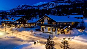 Una montaña nevada con un hotel al frente.