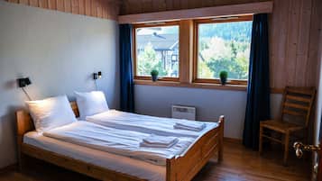 Leilighet, 4 soverom (10 People, excluding linen & towels) | 1 soverom, skrivebord, skrivebord for bærbar PC og wi-fi (inkludert)