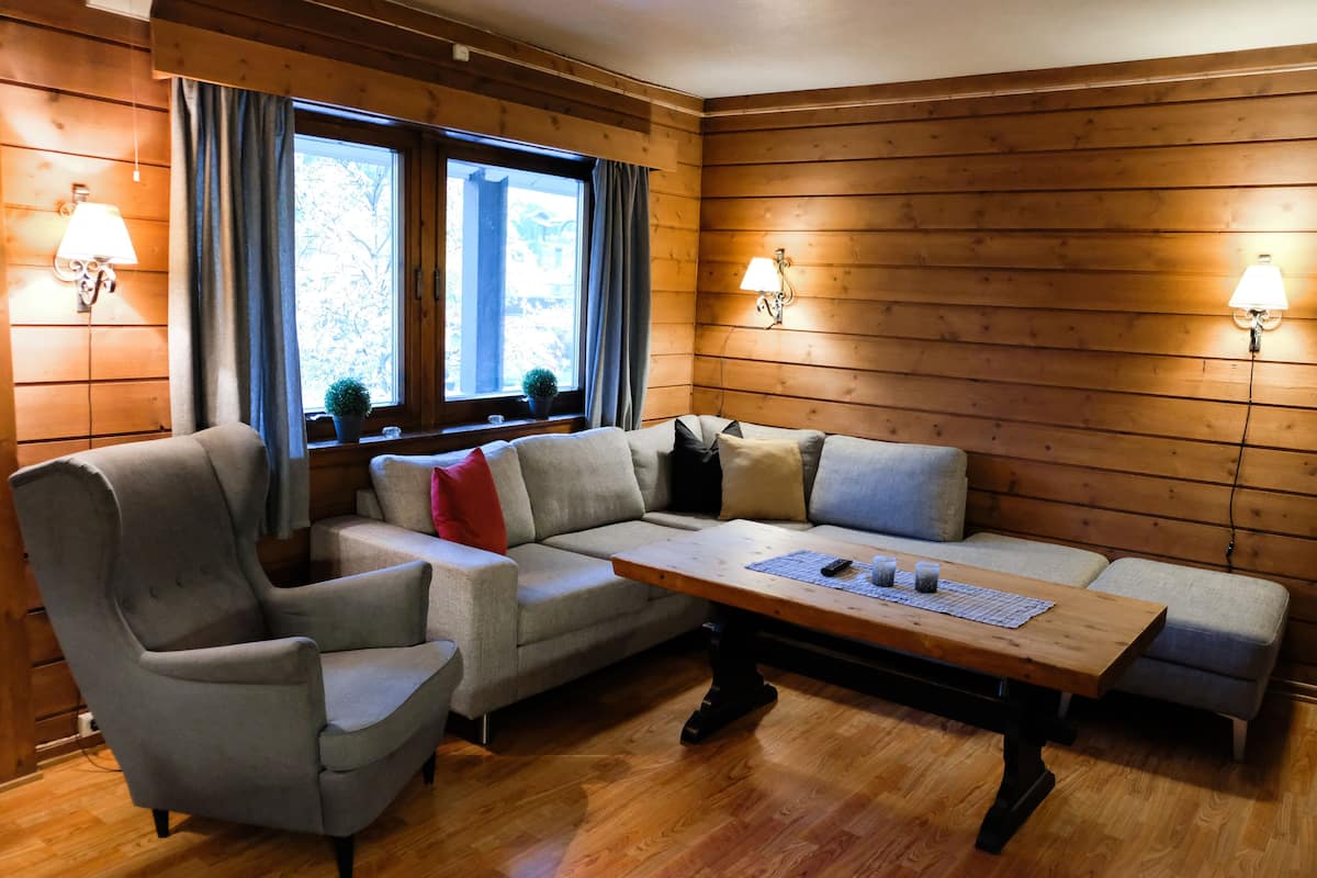 Appartement, 2 slaapkamers (6 People, excluding linen & towels) | Woonruimte | Een flatscreentelevisie en vloerverwarming