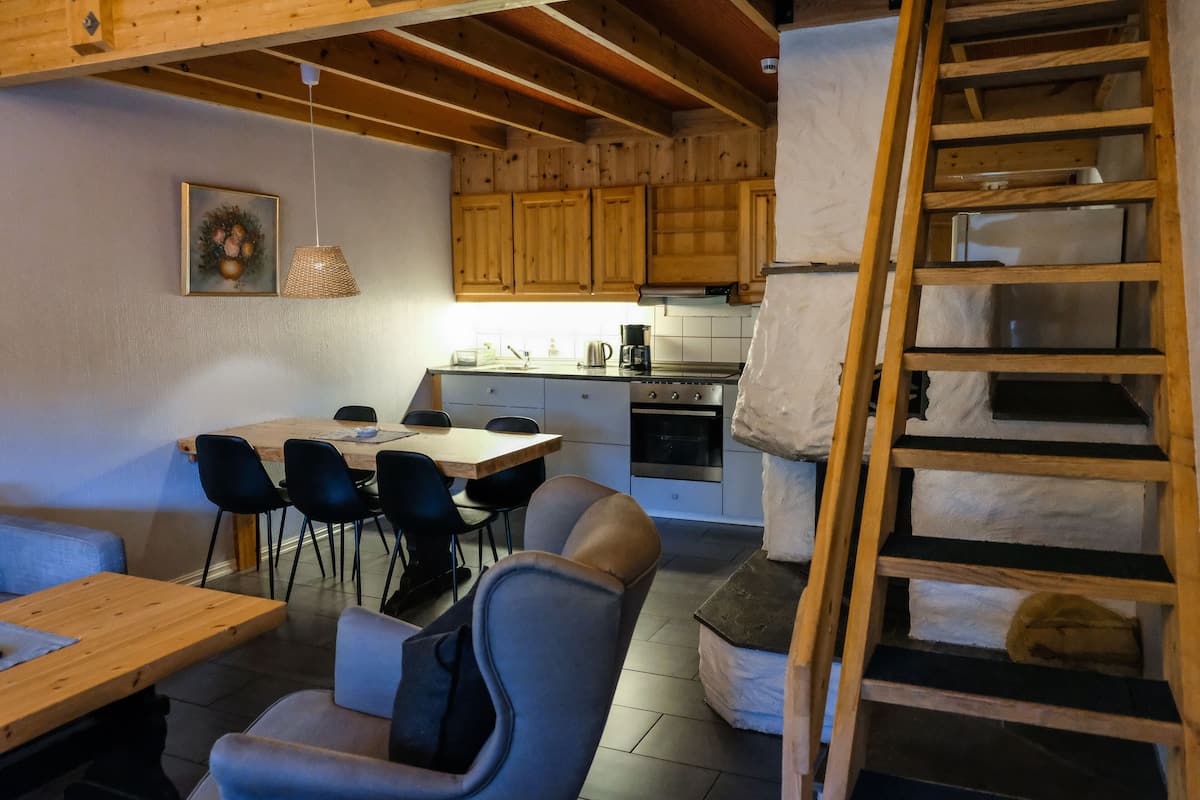 Comfort appartement, 2 slaapkamers (6 People, excluding linen & towels) | Woonruimte | Een flatscreentelevisie en vloerverwarming