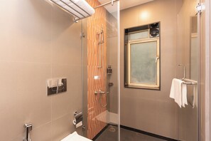 Shower, hair dryer, towels - Ginger Hotel Thane (Thane)