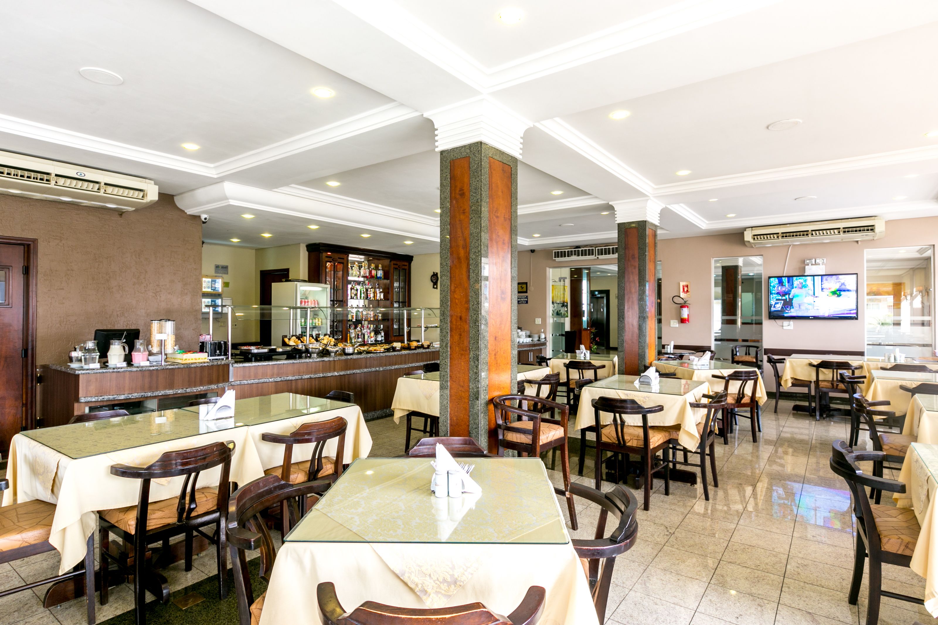 free daily full breakfast