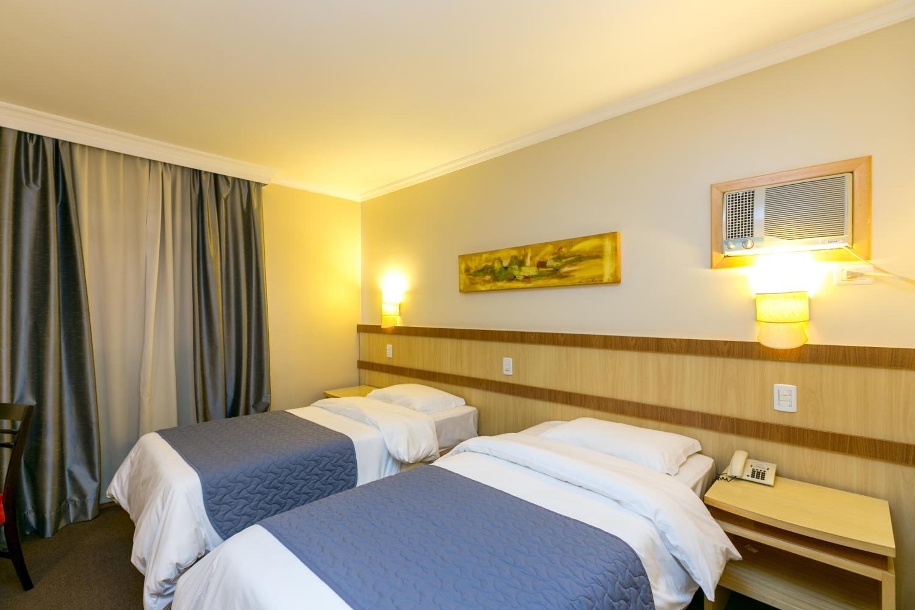 Minibar, két bảo mật tại phòng, bàn 