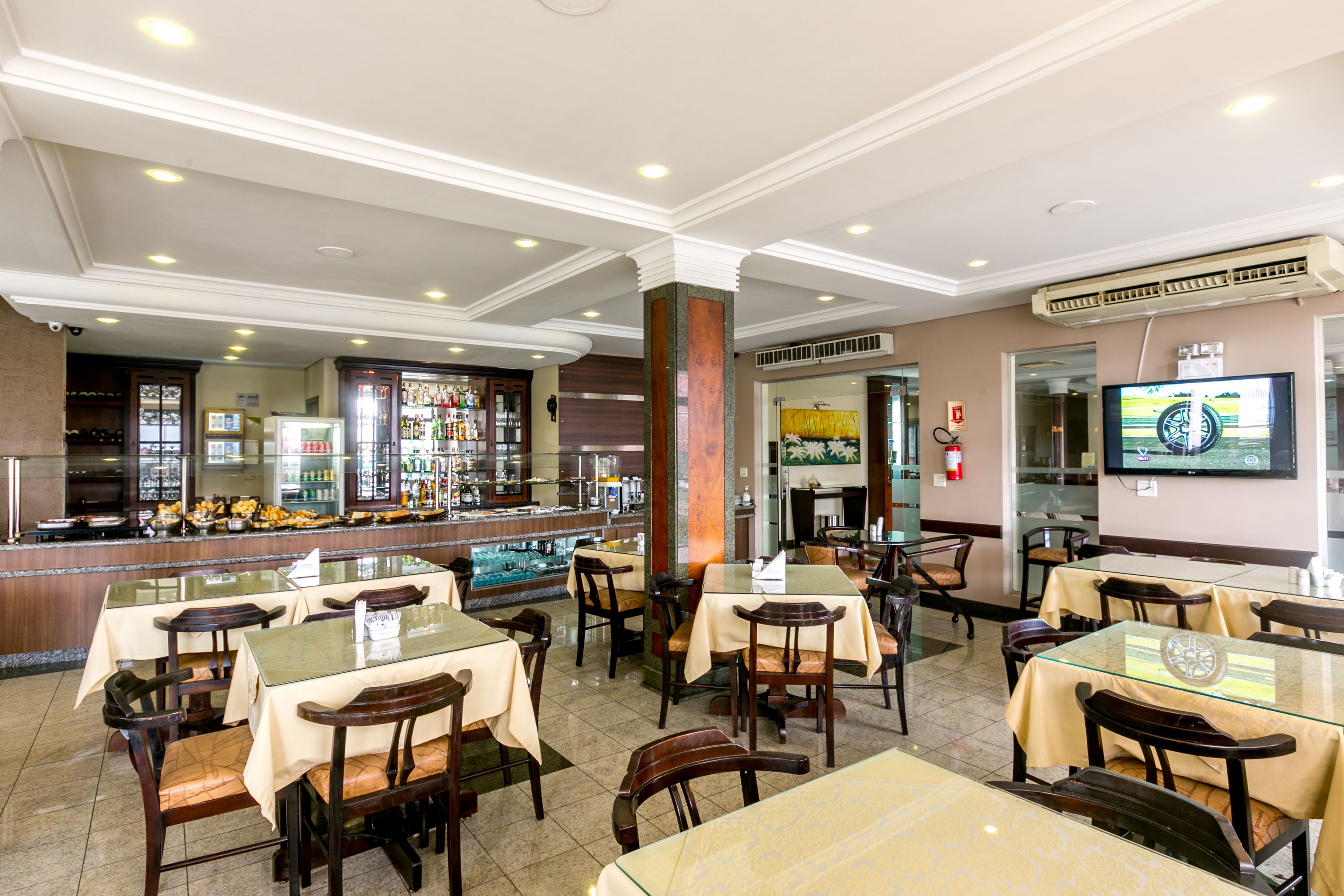 free daily full breakfast