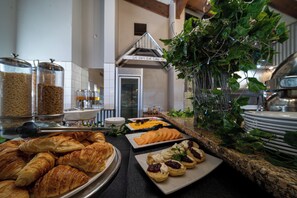 Daily full breakfast (ZAR 200 per person) - Riverstone Lodge (Muldersdrift)