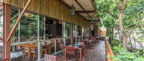 Déjeuner et dîner servis sur place, spécialités Cuisine portugaise