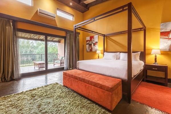 Executive-værelse | Premium-sengetøj, pengeskab på værelset, individuelt design, skrivebord