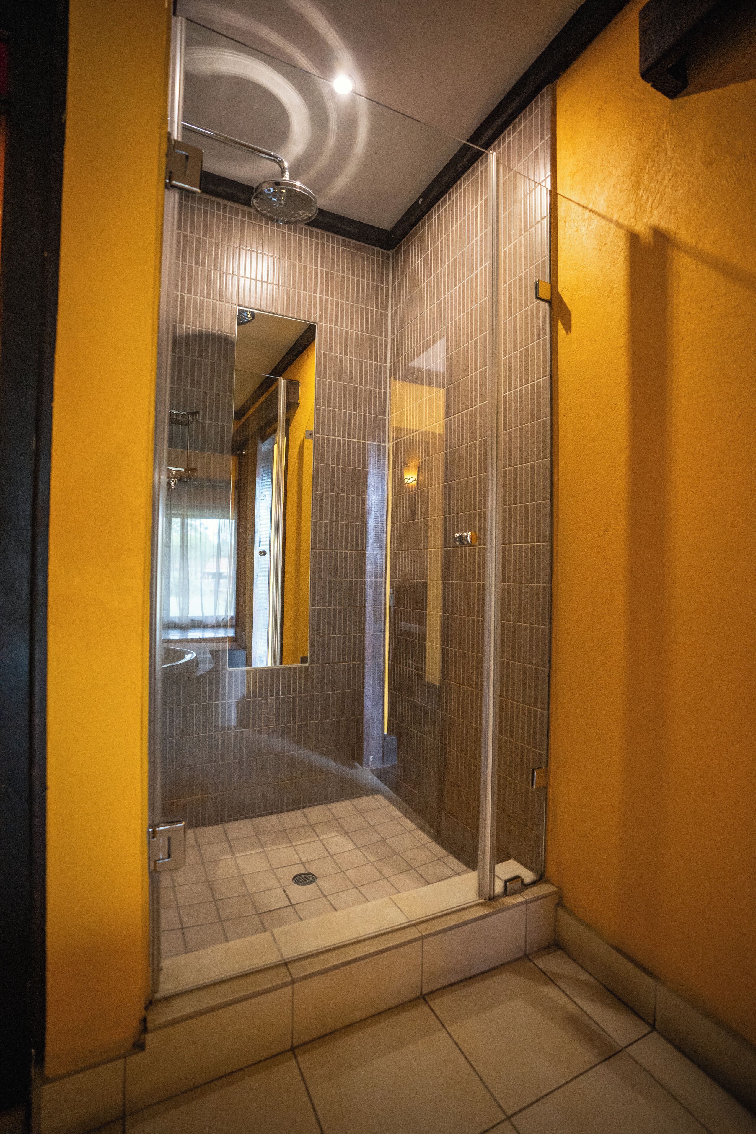 separate bathtub and shower, free toiletries, towels