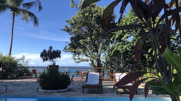 Bar junto a la piscina