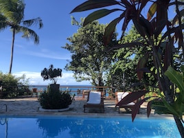 Bar junto a la piscina