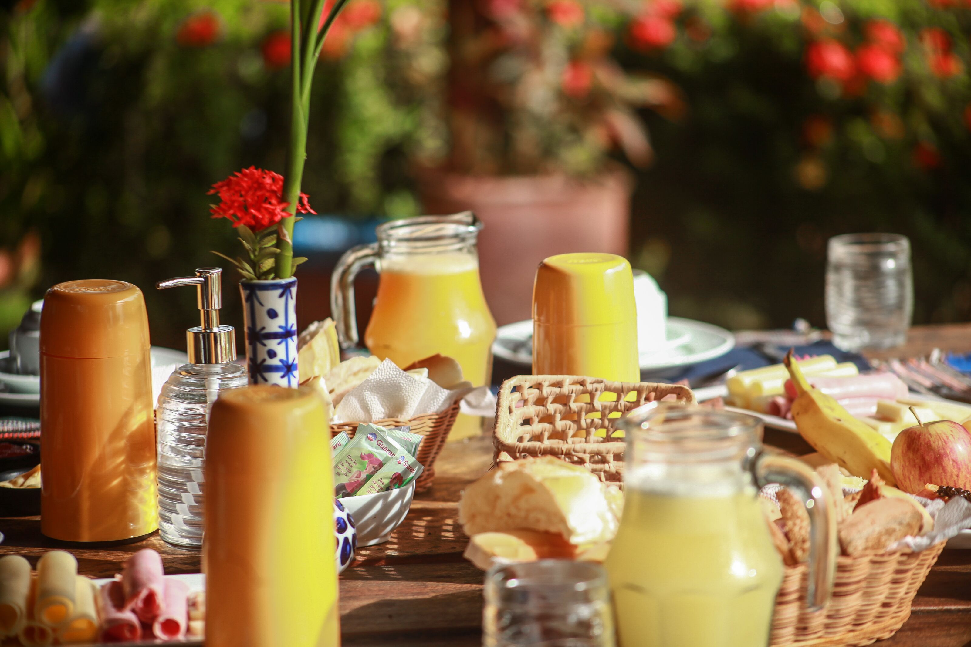Una mesa de desayuno con diversos alimentos y bebidas.