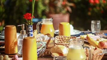 Una mesa de desayuno con diversos alimentos y bebidas.