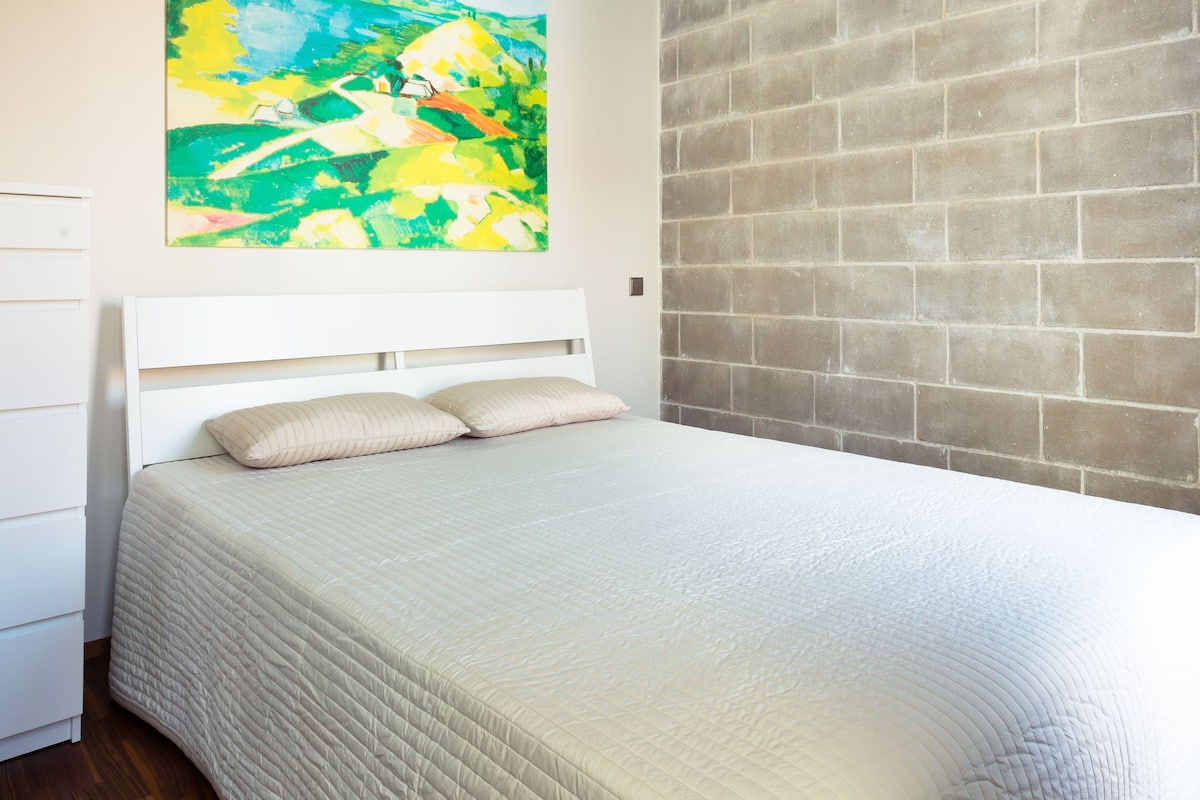 APARTMENT 2 | Premium bedding, iron/ironing board, WiFi (free)