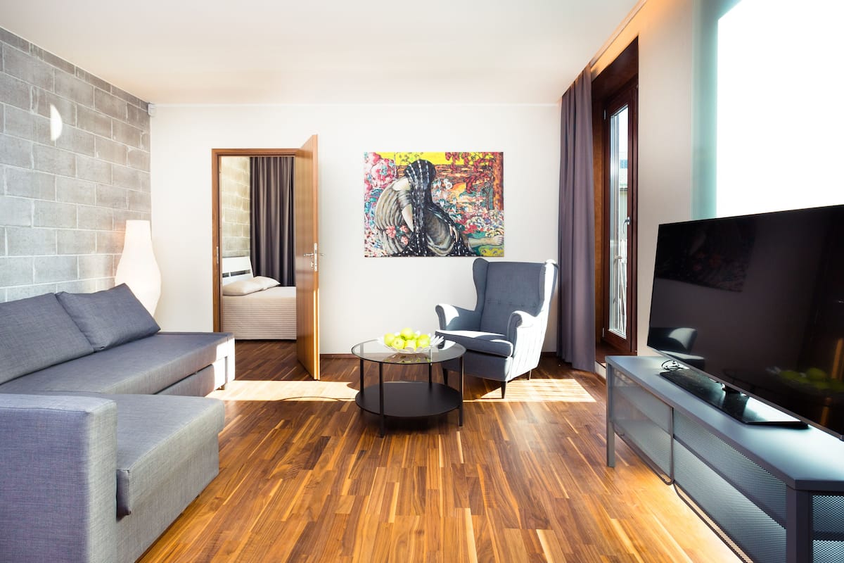 APARTMENT 8, Deluxe, 2 Bedroom, Bath | Luxe beddengoed, een strijkplank/strijkijzer, gratis wifi