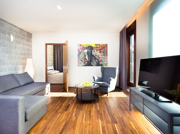 APARTMENT 8, Deluxe, 2 Bedroom, Bath | Ylelliset vuodevaatteet, silitysrauta/-lauta, ilmainen Wi-Fi