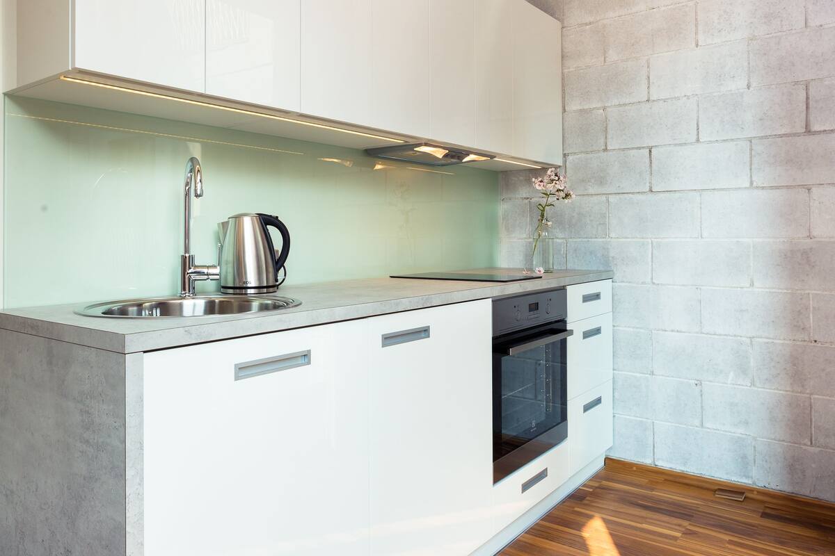 APARTMENT 3, Large 1 Bedroom | Privékitchenette | Een koelkast, een kookplaat, een koffiezetapparaat/waterkoker