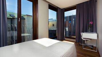 APARTMENT 8, Deluxe, 2 Bedroom, Bath | Premium bedding, iron/ironing board, free WiFi