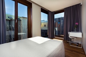 APARTMENT 8, Deluxe, 2 Bedroom, Bath | Ylelliset vuodevaatteet, silitysrauta/-lauta, ilmainen Wi-Fi