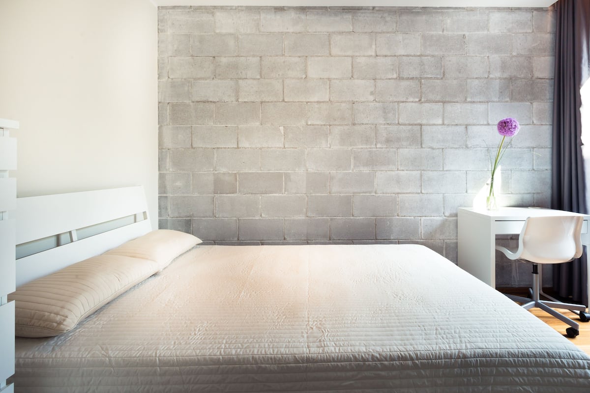 APARTMENT 4, Large 1 Bedroom with Bath | Premium bedding, iron/ironing board, WiFi (free)