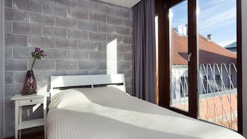 APARTMENT 8, Deluxe, 2 Bedroom, Bath | Premium bedding, iron/ironing board, free WiFi