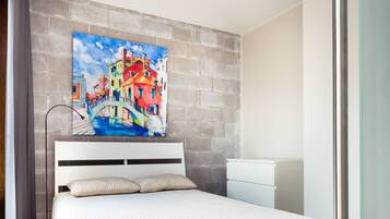 APARTMENT 3, Large 1 Bedroom | Premium bedding, iron/ironing board, free WiFi