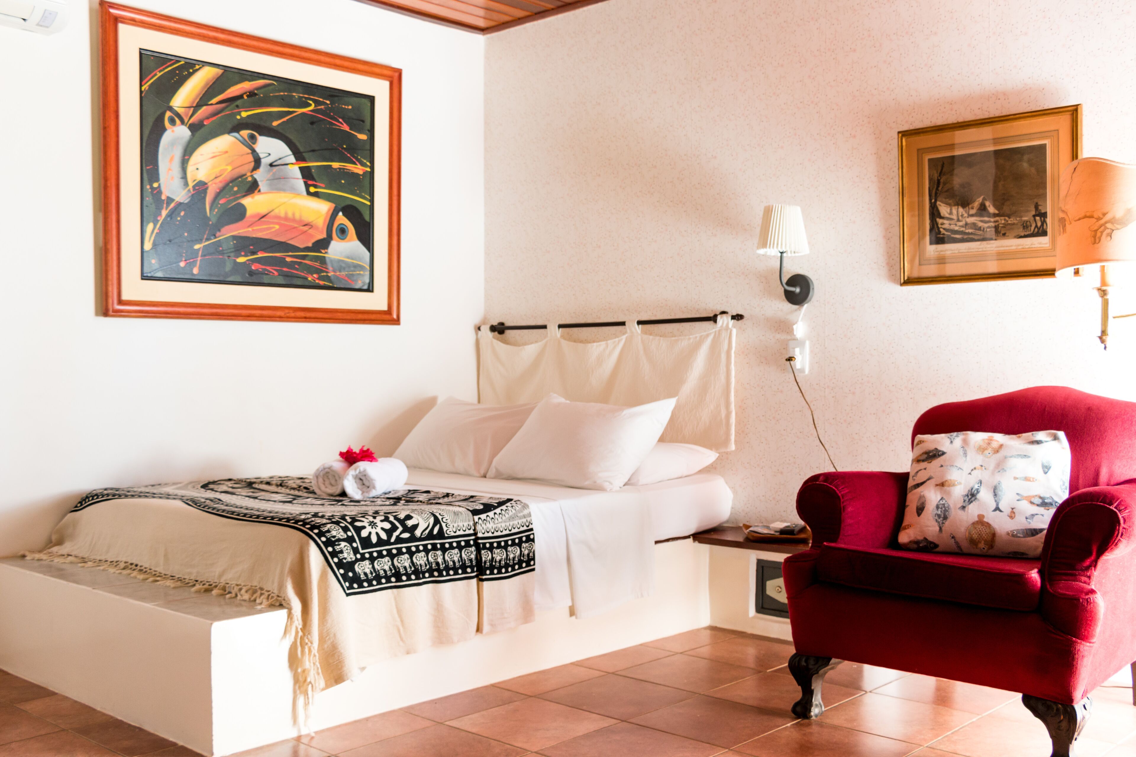 Minibar, caja fuerte, wifi gratis y ropa de cama