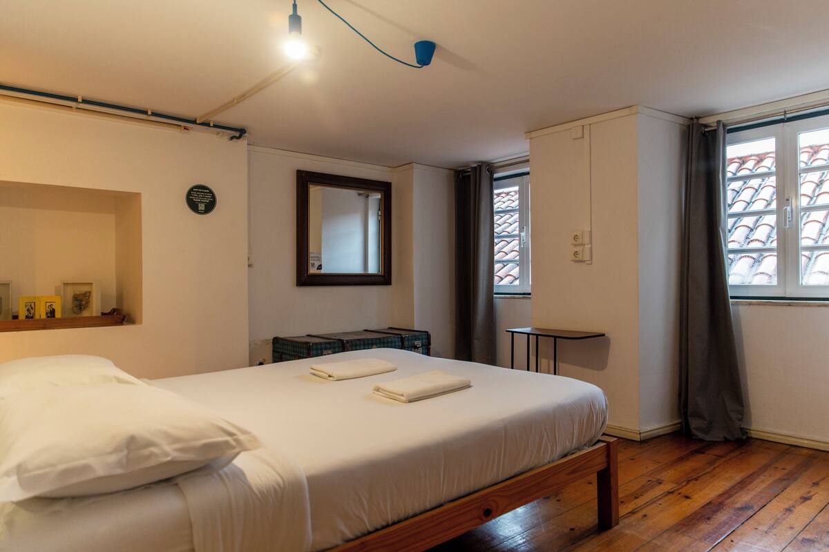 Habitación doble, baño privado | Tabla de planchar con plancha, wifi gratis y decoración personalizada