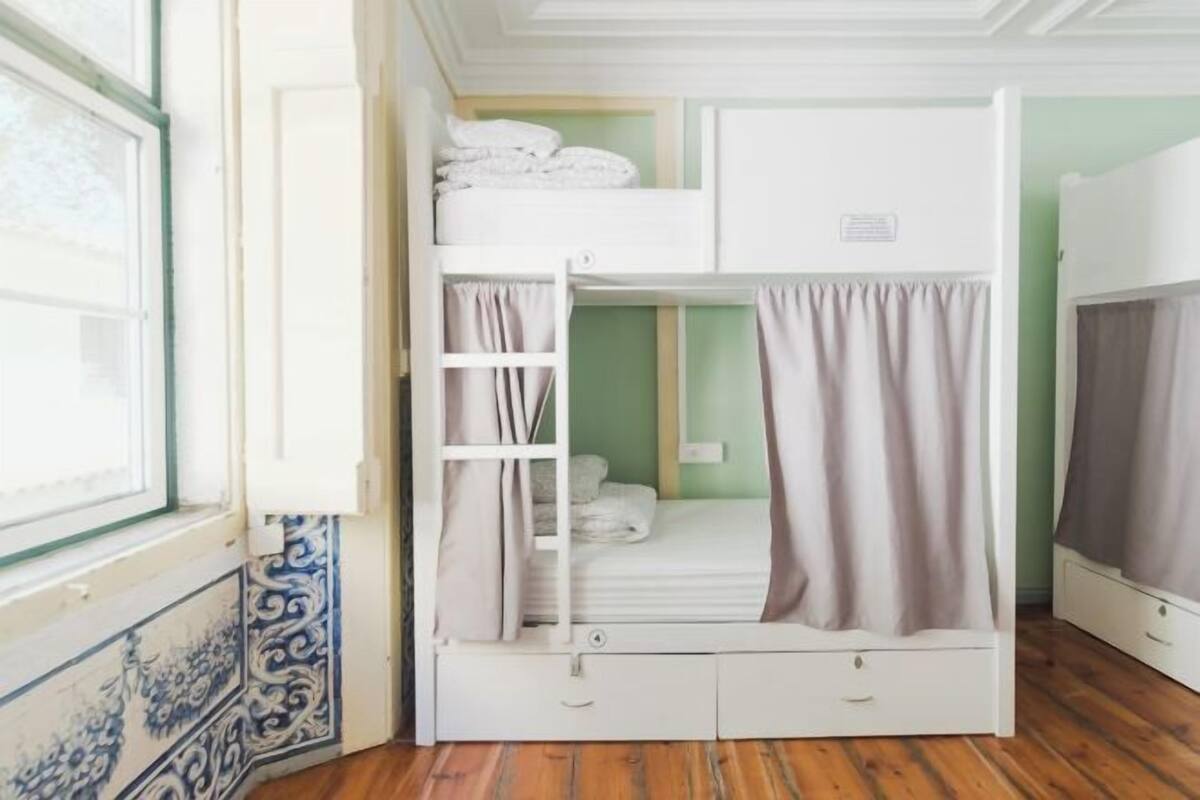 Tabla de planchar con plancha, wifi gratis y decoración personalizada