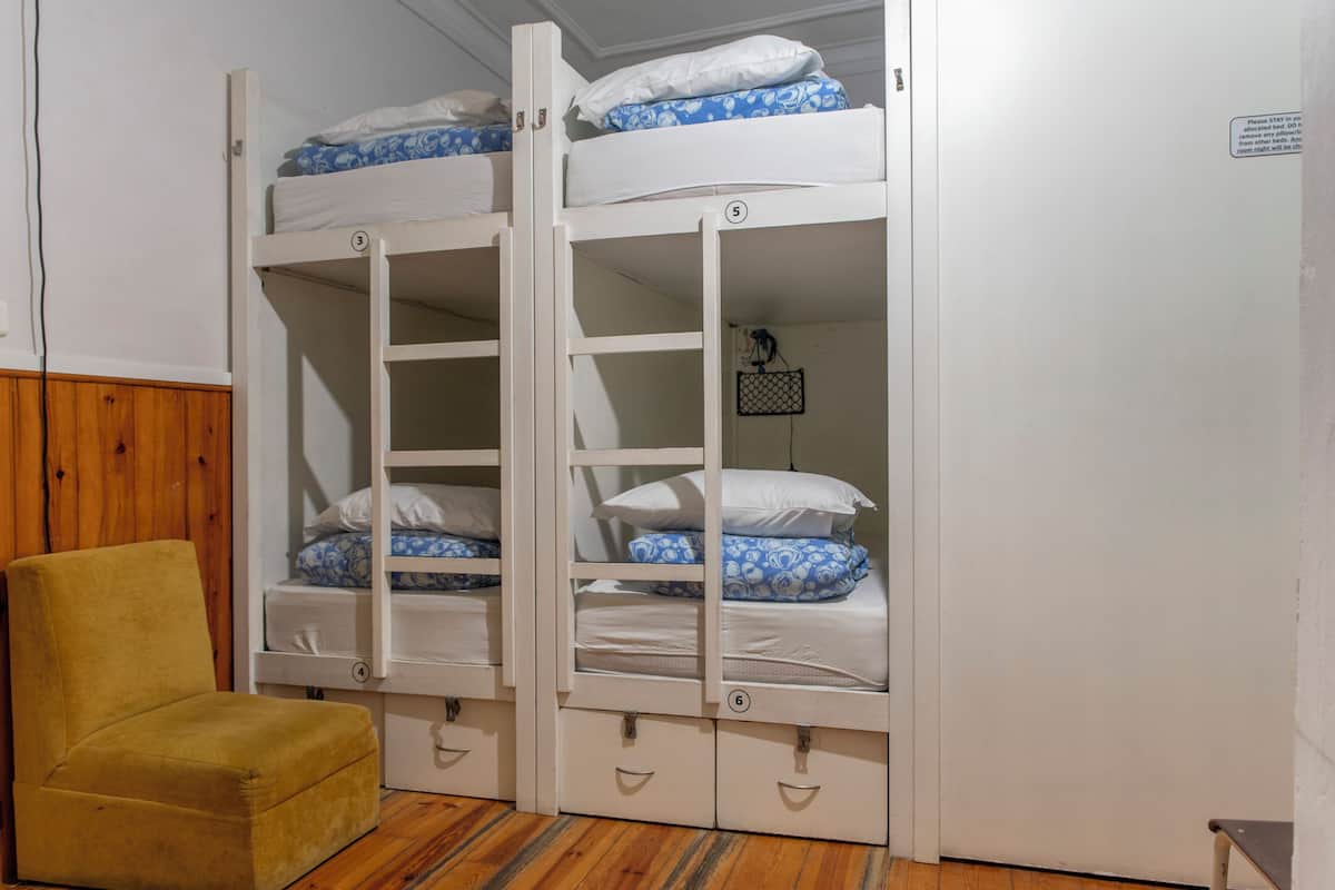 Dormitorio compartido, baño privado (1 Bed in a 8 Bed Dorm) | Tabla de planchar con plancha, wifi gratis y decoración personalizada