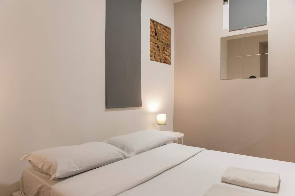 Departamento básico | Tabla de planchar con plancha, wifi gratis y decoración personalizada