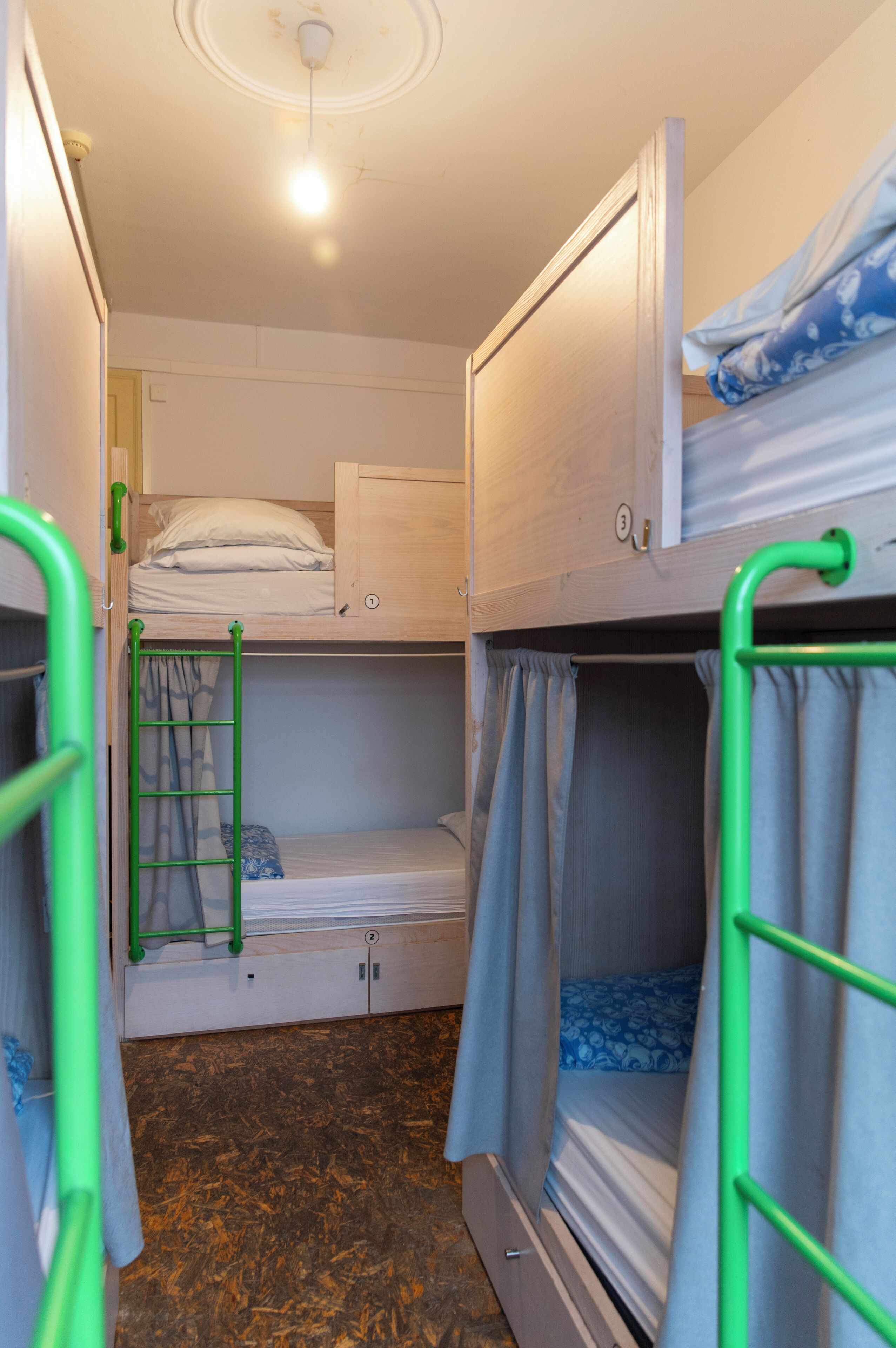 Felles sovesal, privat bad (1 Bed in a 6 Bed Dorm) | Individuelt dekorert, individuelt innredet og strykejern/-brett