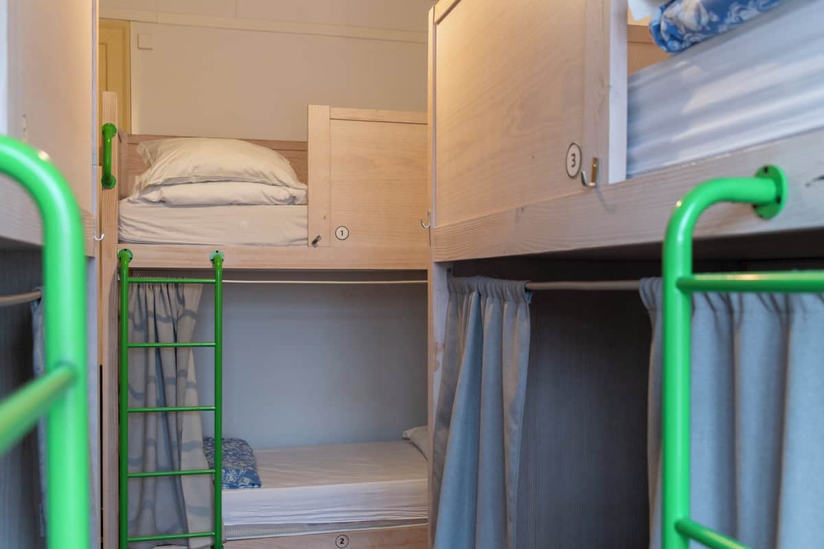 Felles sovesal, privat bad (1 Bed in a 6 Bed Dorm) | Individuelt dekorert, individuelt innredet og strykejern/-brett