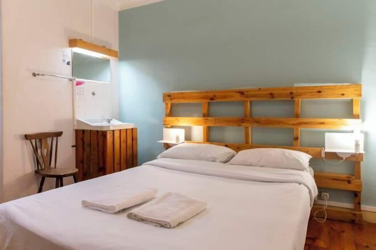 Individuelt dekorert, individuelt innredet og strykejern/-brett