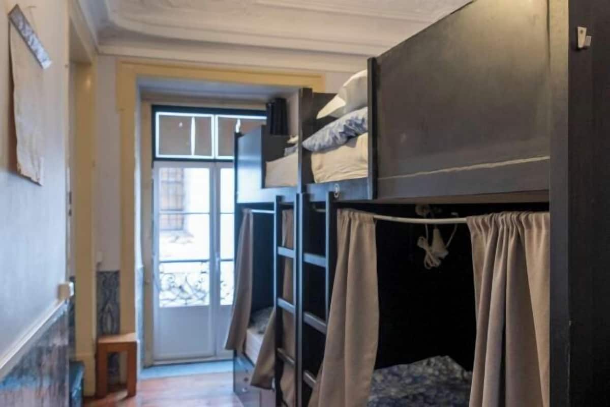 Individuelt dekorert, individuelt innredet og strykejern/-brett