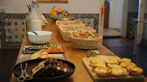 Un bufé de desayuno con diversos alimentos y utensilios.