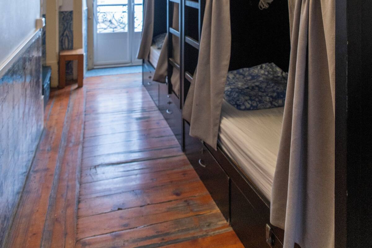 Dormitorio compartido, baño compartido (1 Bed in a 8 Bed Dorm) | Tabla de planchar con plancha, wifi gratis y decoración personalizada