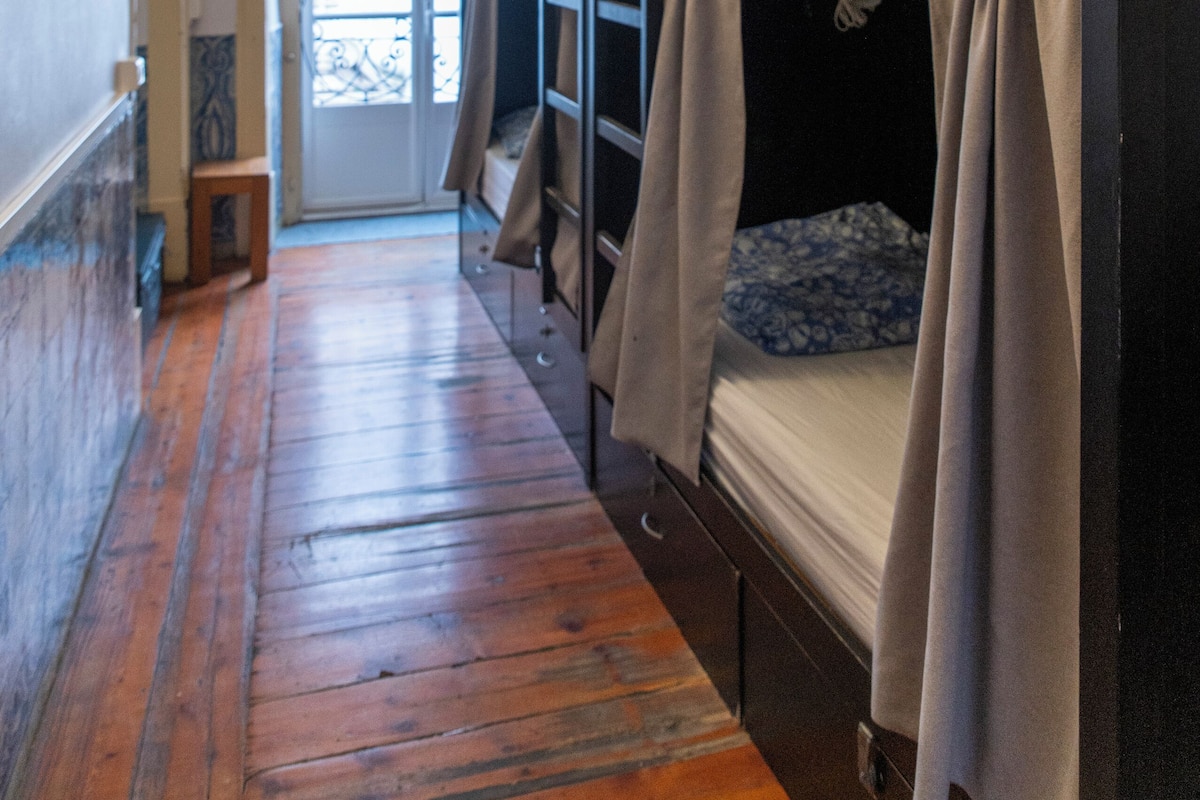 Felles sovesal, delt bad (1 Bed in a 8 Bed Dorm) | Individuelt dekorert, individuelt innredet og strykejern/-brett