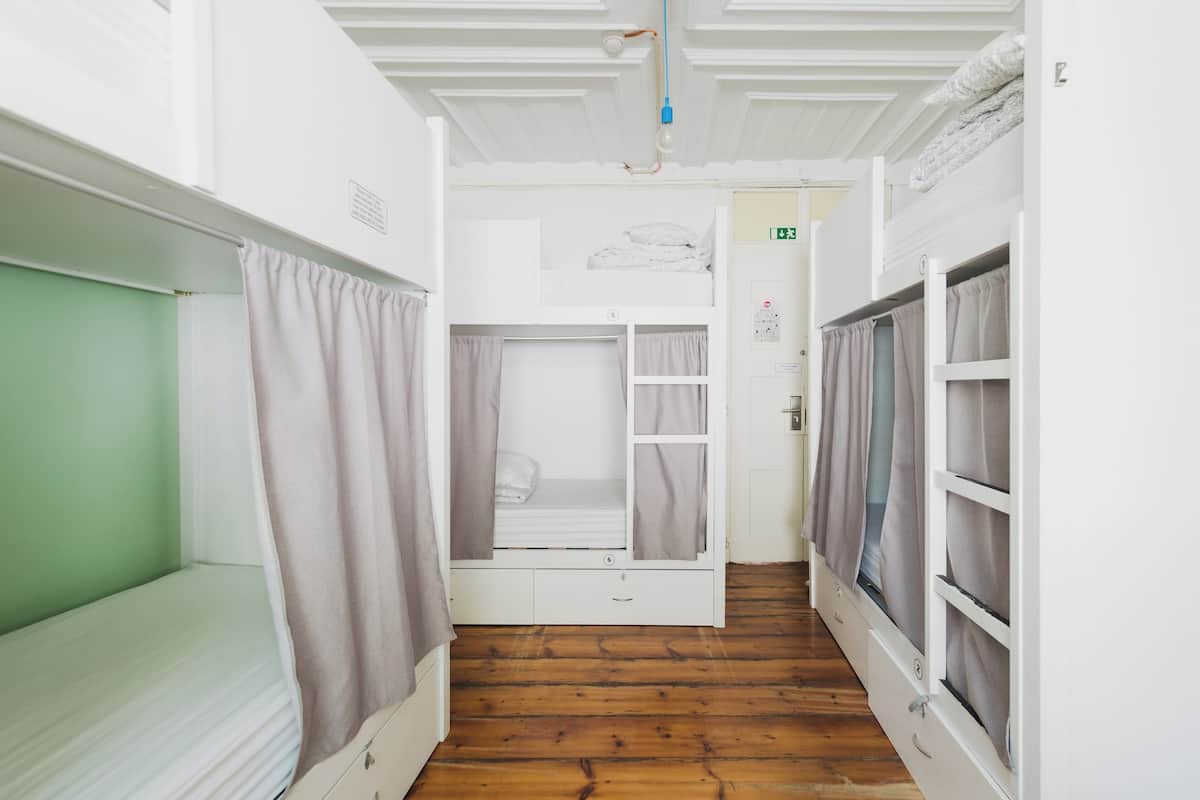 Individuelt dekorert, individuelt innredet og strykejern/-brett