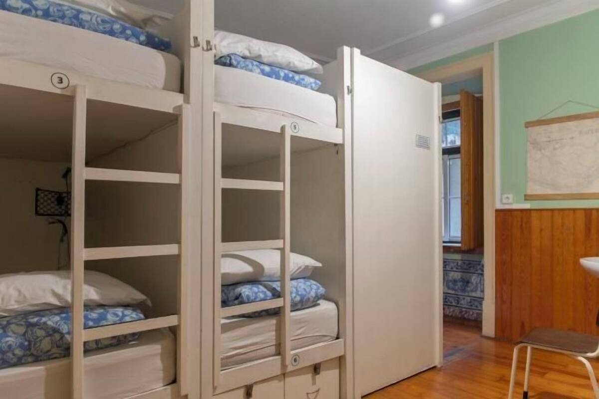 Individuelt dekorert, individuelt innredet og strykejern/-brett