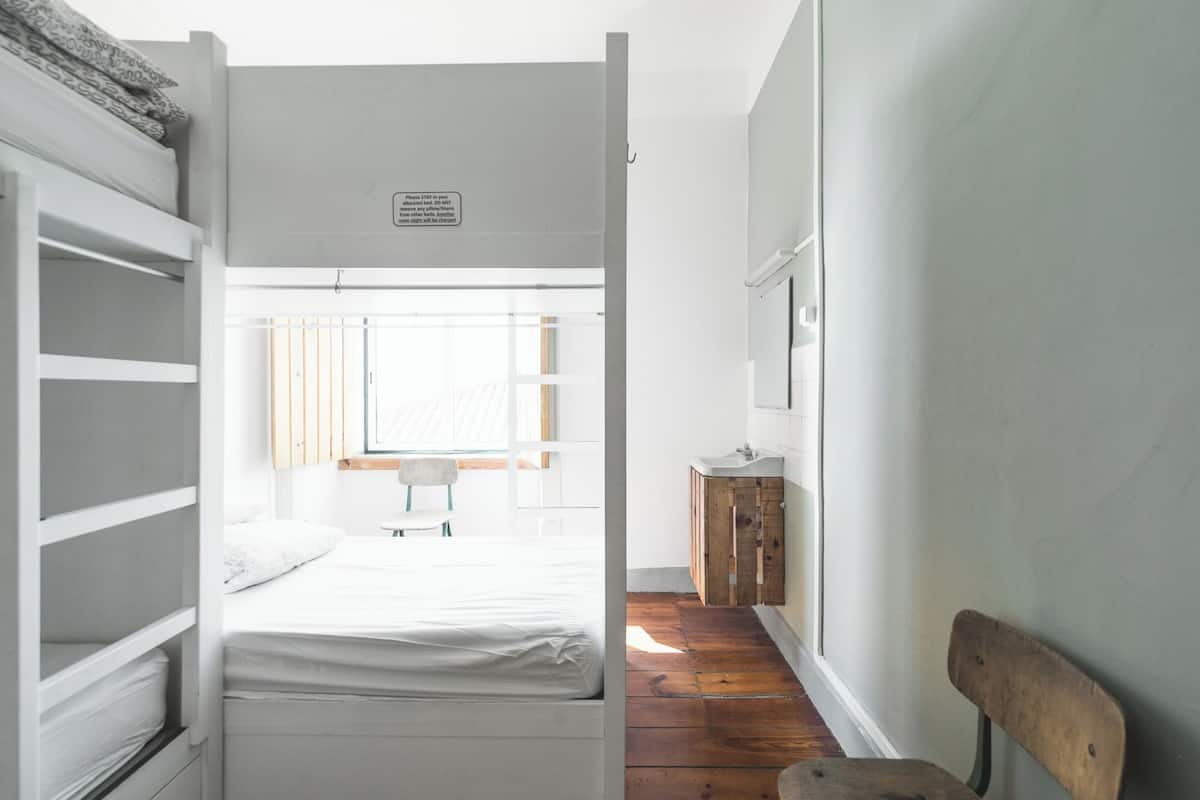 Dormitorio condiviso, bagno condiviso (1 bed in a 4 Bed Dorm) | Con stile personalizzato, con arredamento individuale