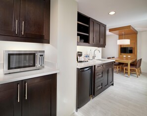 Microwave, coffee/tea maker - DoubleTree by Hilton Edmonton Downtown (Edmonton)