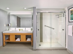 Bathroom shower - DoubleTree by Hilton Edmonton Downtown (Edmonton)