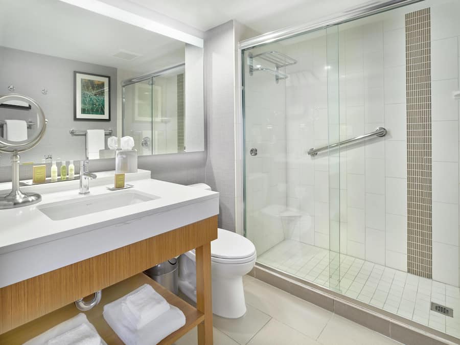 Quarto, 1 cama King | Chuveiro