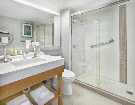 Room, 1 King Bed | Bathroom shower. DoubleTree by Hilton Edmonton Downtown
