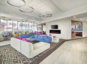 Lobby - DoubleTree by Hilton Edmonton Downtown (Edmonton)