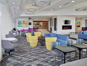 Lobby - DoubleTree by Hilton Edmonton Downtown (Edmonton)