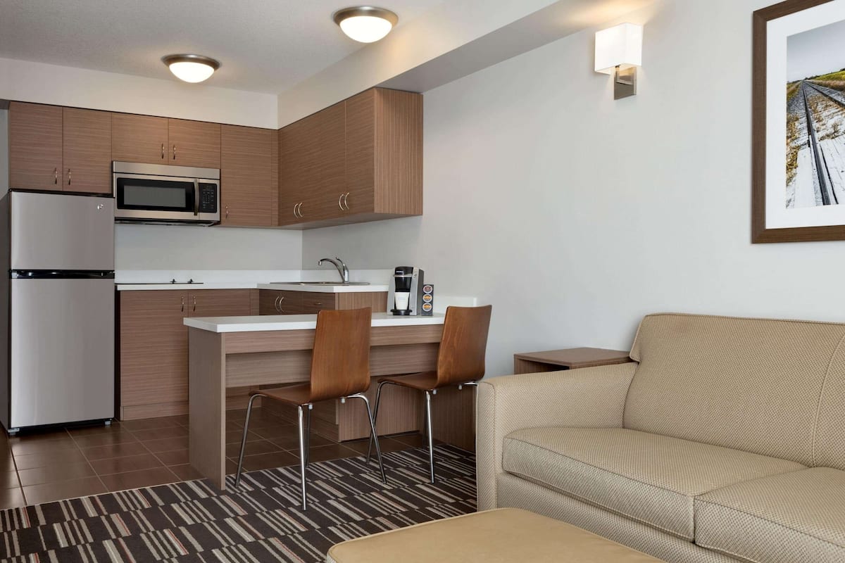 suite, 1 queen bed, kitchen (shower only)  | private kitchenette | fridge, microwave, coffee/tea maker