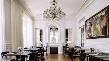 Der serveres frokost, aftensmad og franske retter med udsigt til haven