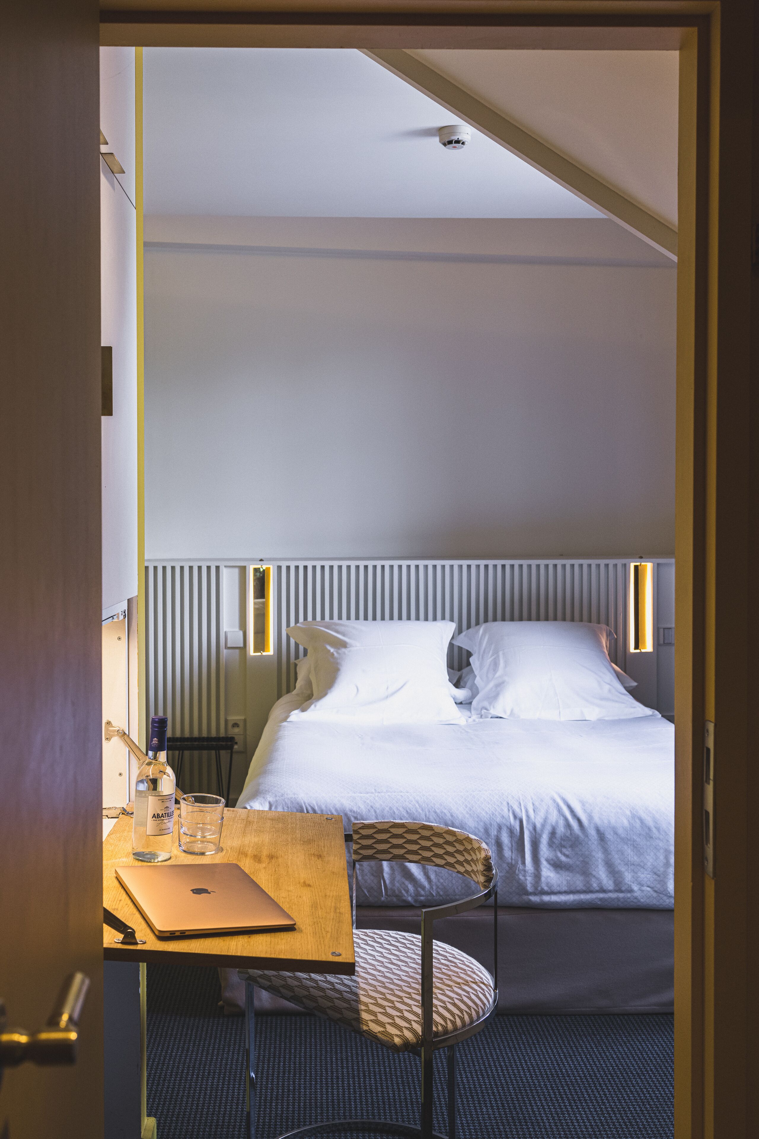 chambre jardin | premium bedding, pillow-top beds, desk, laptop workspace